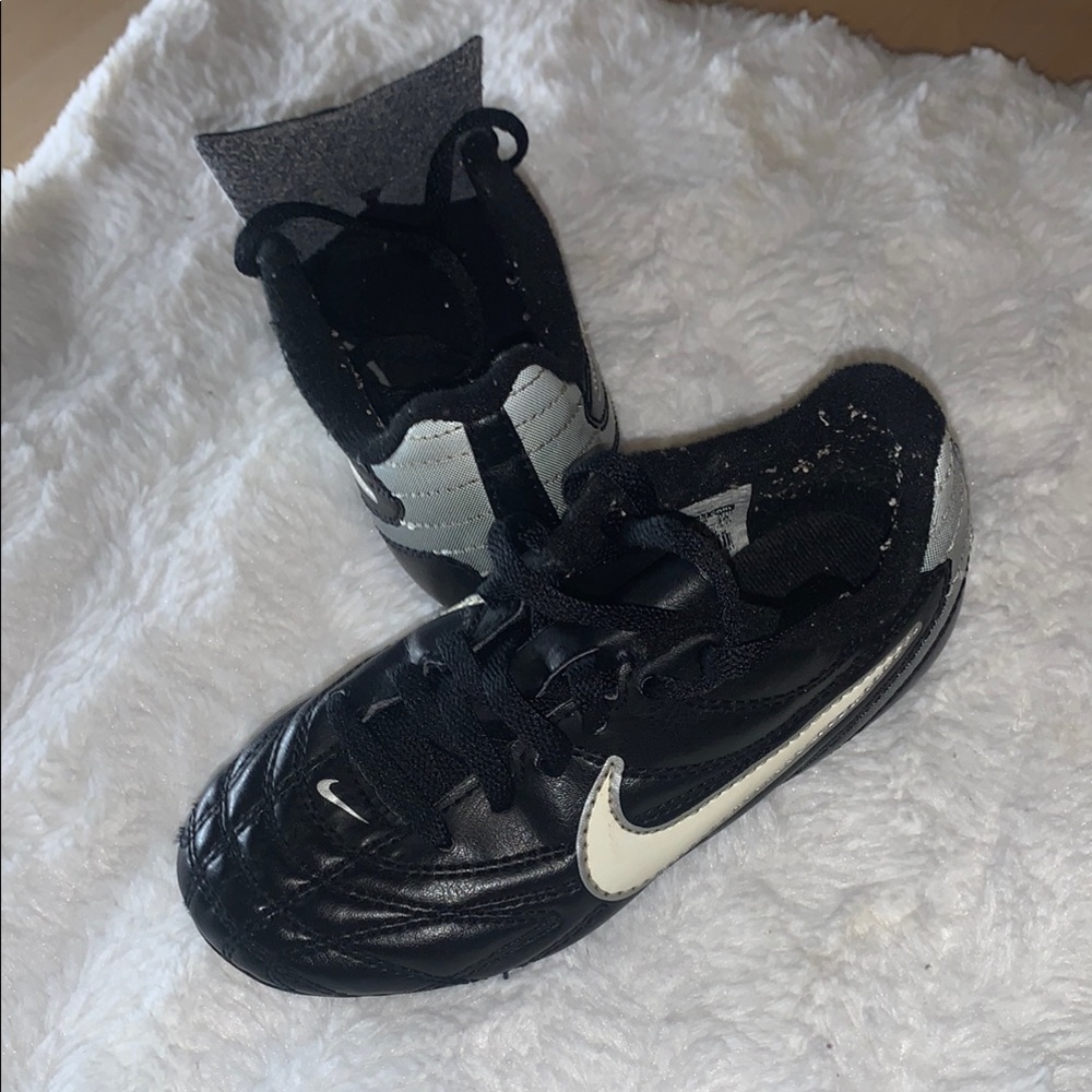 Nike Kids Black and White soccer cleats 10 c